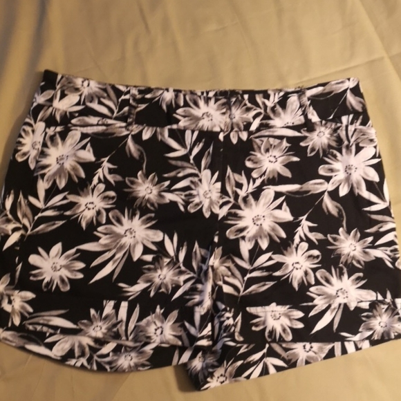 le Chateau Floral Print Shorts - Picture 1 of 7